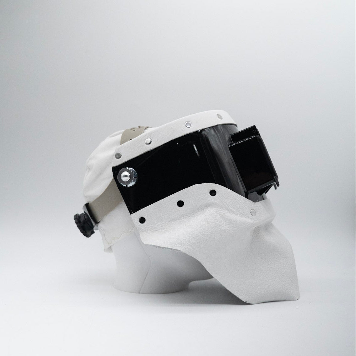 Tiger Scoop Pro - Black On White Leather